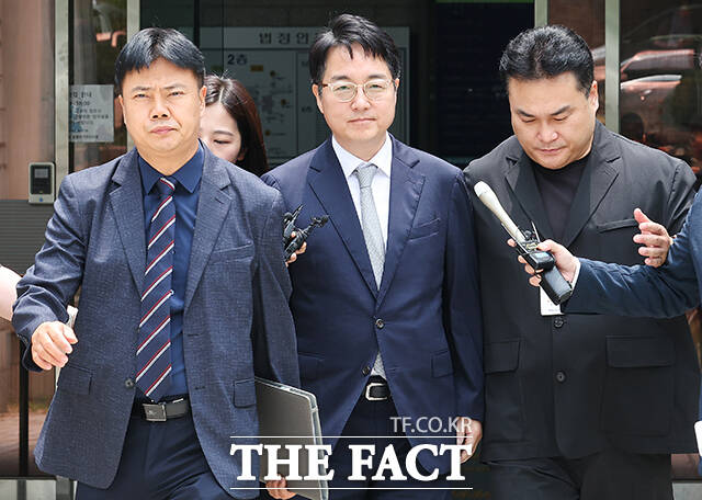 내란 중요임무종사와 직권남용 권리행사방해 혐의를 받고 있는 심우정 전 검찰총장(가운데)이 16일 오후 서울 서초구 서울중앙지방법원에서 열린 구속 전 피의자 심문을 마친 뒤 법원을 나서고 있다. /사진공동취재단