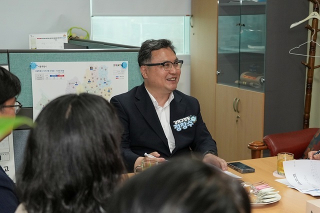 서울 강북구는 정창수 강북구청장이 13개 동 주민센터와 주요 시설을 방문하며 지역 현안을 점검하고 있다고 16일 밝혔다. 사진은 정 구청장이 송천동 주민센터를 찾아 주요 현안을 듣는 모습. /강북구