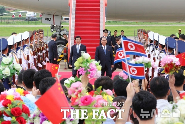 왕후닝 중국 전국인민정치협상회의(정협) 주석(왼쪽)이 이끄는 중국 당정 대표단은 지난 15일 북중 우호조약 체결 65주년 기념행사에 참석하기 위해 북한에 방문했다. /뉴시스. AP.