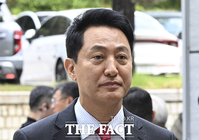 서울중앙지법은 오는 22일 오 시장의 정치자금법 위반 혐의 사건에 대한 1심 선고를 진행한다. 사진은 오세훈 서울시장이 지난 6월 17일 오전 서울 서초구 서울중앙지방법원에서 열린 여론조사 대납 의혹 관련 결심공판에 출석하고 있는 모습. /박헌우 기자