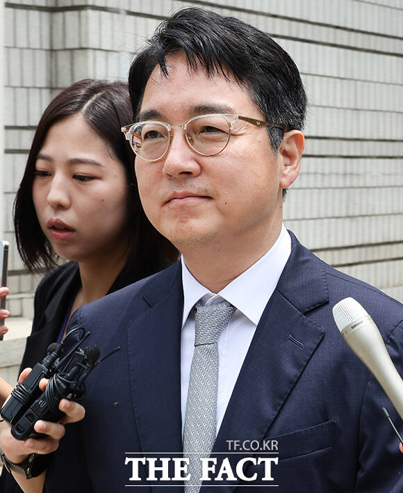 내란 중요임무종사와 직권남용 권리행사방해 혐의를 받고 있는 심우정 전 검찰총장(가운데)이 16일 오후 서울 서초구 서울중앙지방법원에서 열린 구속 전 피의자 심문을 마친 뒤 법원을 나서고 있다. /사진공동취재단