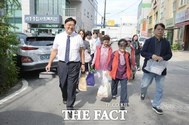 조상호 세종시장이 16일 도시락을 들고 독거 어르신들에게 보양식을 전달하고 있다. /세종시