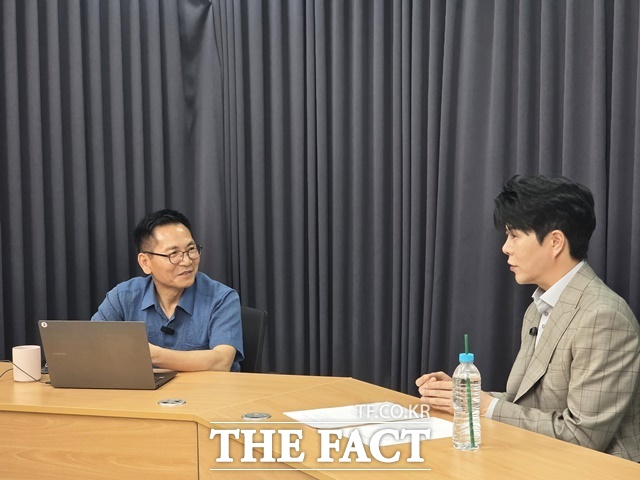 '무명전설' TOP7 이루네가 펼쳐보인 비장의 무기는 단연 독창적인 창법과 리드미컬한 퍼포먼스였다.<더팩트> '강일홍의 스페셜 영상인터뷰'에서 무명을 딛고 새로운 전설을 써 내려가고 있는 가수 이루네를 초대해 그의 어제와 오늘, 그리고 내일에 대한 진솔한 이야기를 직접 들어봤다. /이나래 기자