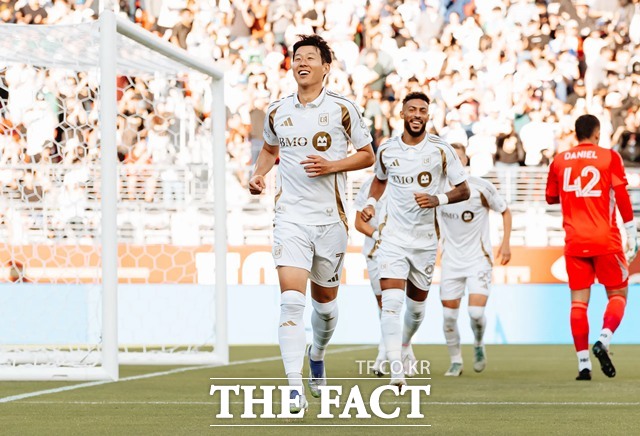 리그를 미국 메이저리그사커(MLS)로 옮기며 2026 북중미 월드컵을 야심차게 준비했던 손흥민(34·LAFC)이 조별리그 탈락의 아픔을 뒤로하고 18일 다시 소속팀 경기에 나선다./LAFC