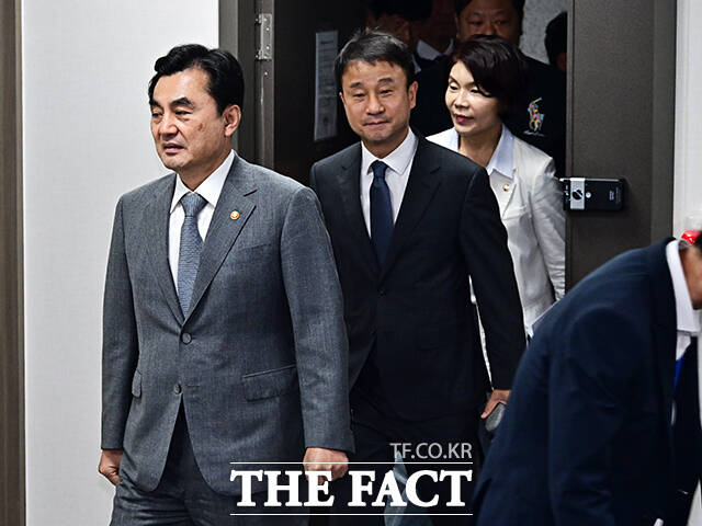 회의장 들어서는 안규백 국방부 장관과 한병도 더불어민주당 대표 직무대행 겸 원내대표, 한정애 정책위의장(왼쪽부터).