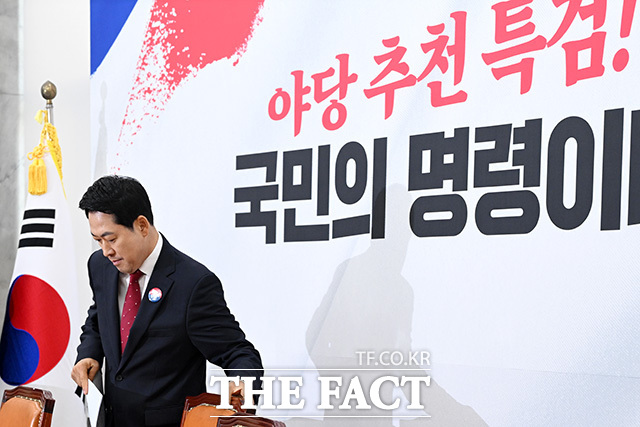 최고위원회의에서 발언하는 장 대표.