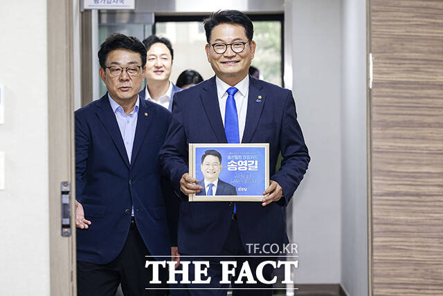 송영길 더불어민주당 의원이 16일 오전 서울 영등포구 더불어민주당사에서 8·17 전당대회 당대표 후보자 등록을 하고 있다. /배정한 기자