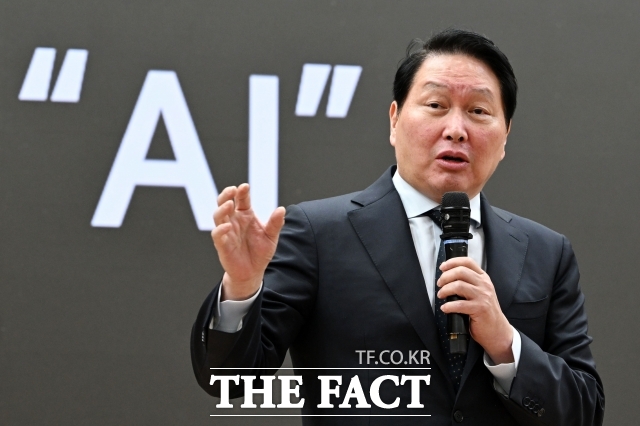 최태원 SK그룹 회장이 지난 4월 열린 한중의원연맹 2026 제1회 정책세미나에서 '미·중 AI 기술 패권 경쟁 속 대한민국 성장전략'을 주제로 강연을 하고 있다. /남용희 기자