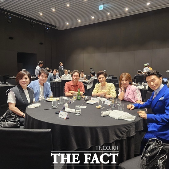 가수 강진, 진성, 김용임, 한혜진, 서지오 등이 참석해 협회의 공식 출범을 축하했으며, 이시하 한국음악저작권협회장이 축사를 통해 협회의 출범을 축하했다. 대한가수협회장 박상철은 영상 축사를, 또 가수 남진과 설운도가 영상 메시지로 힘을 보탰다. 왼쪽부터 가수 한혜진 진성, 작곡가 공종식, 가수 김용임, 서지오, 강진. /강일홍 기자
