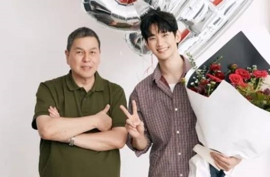 배우 김수현이 약 1년 4개월 만에 공식 광고 촬영에 나서면서 사실상 활동 재개의 신호탄을 쐈다. 광고 촬영은 물론, 멈춰 있던 개인 SNS도 다시 움직이기 시작했고, 업계에서는 영화와 드라마 대본만 약 40편이 전달됐다는 소식까지 전해졌다. 김수현은 자신의 계정을 통해 벤치 창업주인 벤 찬 회장이 올린 게시물을 공유했다. /김수현 SNS