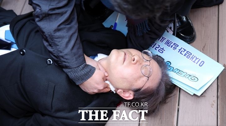 당시 이재명 더불어민주당 대표가 2024년 1월2일 오전 부산 가덕도에서 신원 불상의 괴한으로부터 피습을 당한 뒤 쓰러져 있는 모습./뉴시스