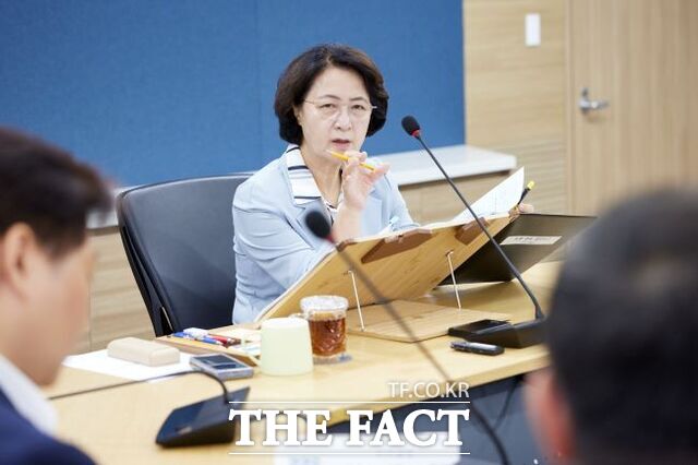 16일 경기도청 서희홀에서 추미애 경기도지사가 실국 업무보고를 주재하고 있다. /경기도