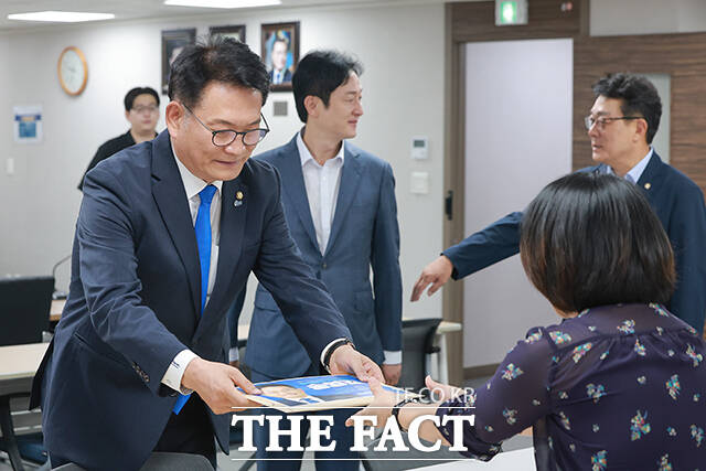 송영길 더불어민주당 의원이 16일 오전 서울 영등포구 더불어민주당사에서 8·17 전당대회 당대표 후보자 등록을 하고 있다. /배정한 기자
