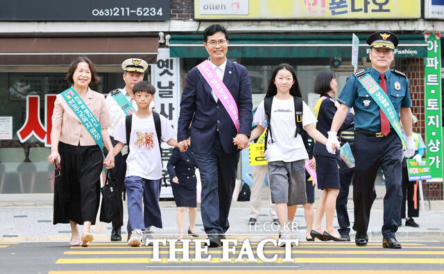 16일 이원택 전북도지사(가운데)가 전주 조촌초등학교 어린이보호구역에서 교통안전 캠페인을 펼치고 있다. /전북도