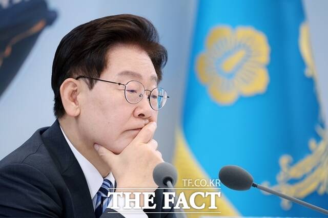 서울에서 전세를 살며 '내 집 마련'을 준비하는 실수요자들의 부담이 갈수록 커지고 있다. 사진은 이재명 대통령이 지난 15일 청와대 영빈관에서 열린 '삶으로 체감하는 대체불가 대한민국-국민과 함께하는 두 번째 업무보고'에서 업무보고를 경청하고 있다. /뉴시스