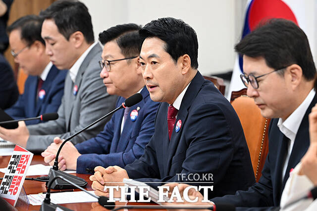 장동혁 국민의힘 대표가 16일 오전 서울 여의도 국회에서 열린 최고위원회의에 참석해 모두발언을 하고 있다. /국회=남용희 기자