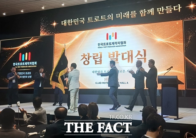 시성웅 초대 회장은 인사말을 통해 초대 회장이라는 막중한 자리를 맡게 돼 큰 영광인 동시에 무거운 사명감을 느낀다며 오늘의 협회 출범은 저 혼자의 힘이 아니라 대한민국 트로트 제작자 여러분 모두가 함께 만들어낸 뜻깊은 결실이라고 말했다. /강일홍 기자