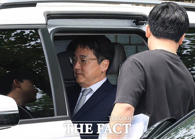 내란 중요임무종사와 직권남용 권리행사방해 혐의를 받고 있는 심우정 전 검찰총장(가운데)이 16일 오후 서울 서초구 서울중앙지방법원에서 열린 구속 전 피의자 심문을 마친 뒤 법원을 나서고 있다. /사진공동취재단