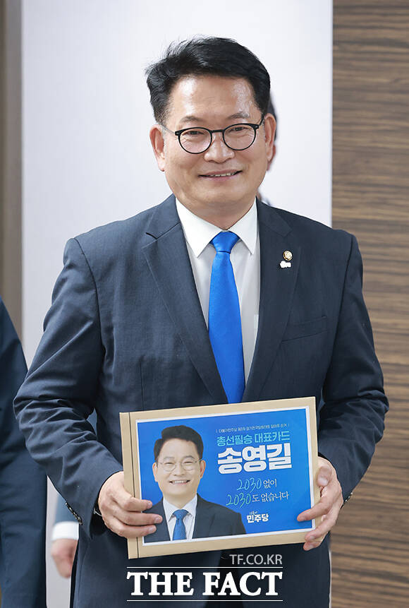 송영길 더불어민주당 의원이 16일 오전 서울 영등포구 더불어민주당사에서 8·17 전당대회 당대표 후보자 등록을 하고 있다. /배정한 기자