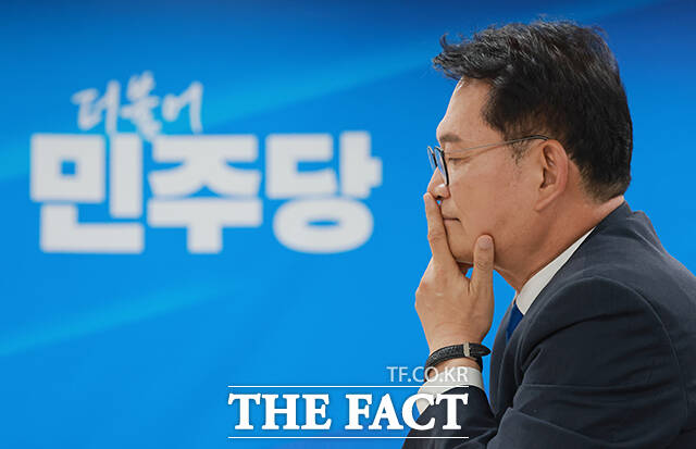 송영길 더불어민주당 의원이 16일 오전 서울 영등포구 더불어민주당사에서 8·17 전당대회 당대표 후보자 등록을 하고 있다. /배정한 기자
