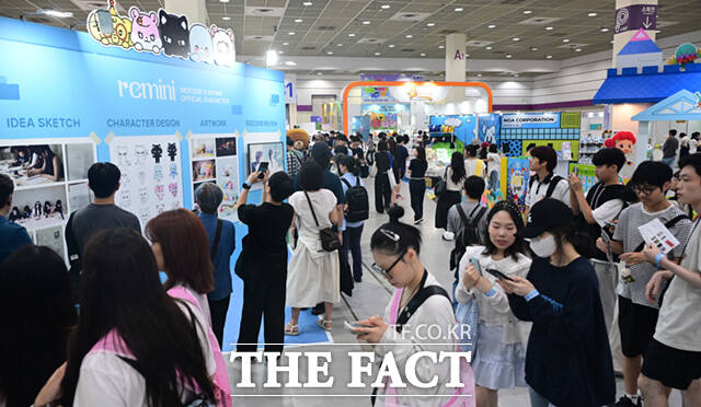 조상현 코엑스 사장과 문화체육관광부 김재현 실장, 김윤지 한국콘텐츠진흥원장(왼쪽부터) 등이 부스를 둘러보고 있다.