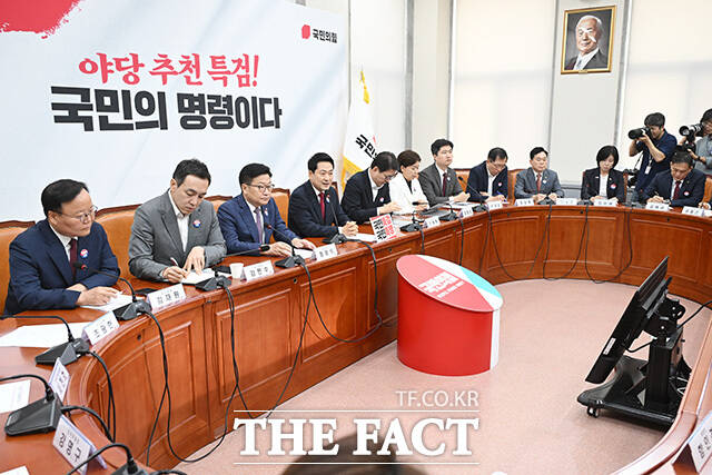 최고위원회의에서 발언하는 장 대표.