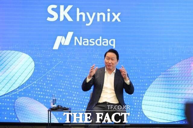 SK하이닉스가 국내 증시에서 두 자릿수 급락하며 극심한 변동성을 보이는 가운데 미국에서는 SK하이닉스 ADR을 기초자산으로 한 레버리지 ETF가 잇따라 출시되며 대조적인 모습을 보이고 있다. /SK하이닉스