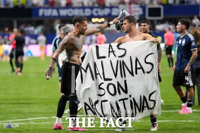 아르헨티나가 잉글랜드와의 4강전에서 승리를 거둔 후 'Las Malvinas son Argentinas(말비나스는 아르헨티나의 영토다)'라고 스페인어로 적힌 현수막을 들고 그라운드에 등장해 논란이 되고 있다. /뉴시스