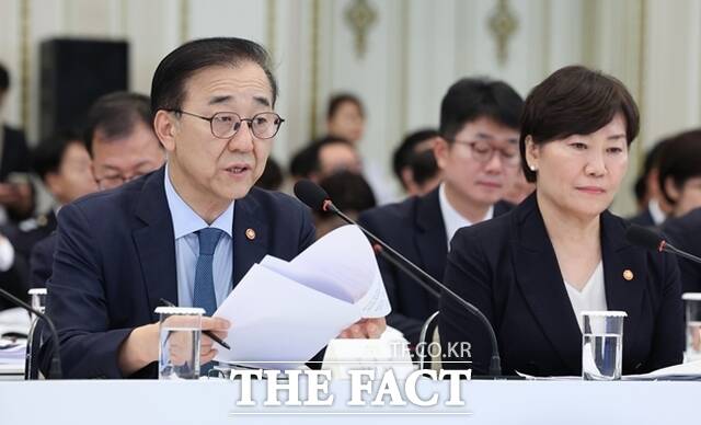 김윤덕 국토교통부 장관이 16일 청와대 영빈관에서 열린 '국민과 함께 하는 두 번째 업무 보고회'에서 업무보고를 하고 있다. /청와대통신사진기자단·뉴시스