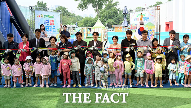 서준오 노원구청장이 16일 오전 서울 노원구 노원기차마을에서 열린 '2026 꿀잼 워터파크' 개장식에서 인사말을 하고 있다. /박상민 기자