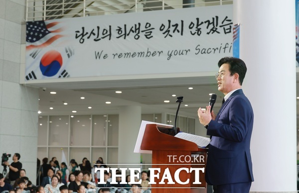 허태정 대전시장이 16일 대전시청 2층 로비에서 열린 제11회 대전지구전투 전승기념식에서 기념사를 하고 있다. /대전시