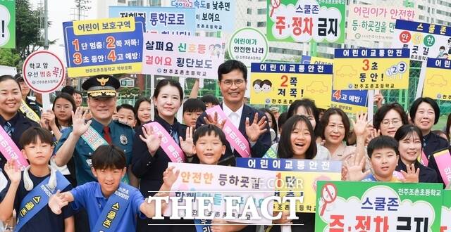 16일 이원택 전북도지사(가운데)가 전주 조촌초등학교 어린이보호구역에서 교통안전 캠페인을 펼치고 학생들과 기념 촬영을 하고 있다. /전북도