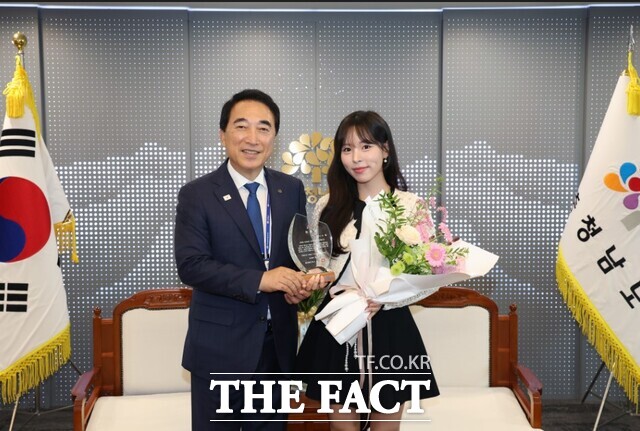 16일 충남도청 외부접견실에서 박수현 충남지사가 가수 나율에게 홍보대사 위촉패를 수여한 후 기념 촬영을 하고 있다. /충남도