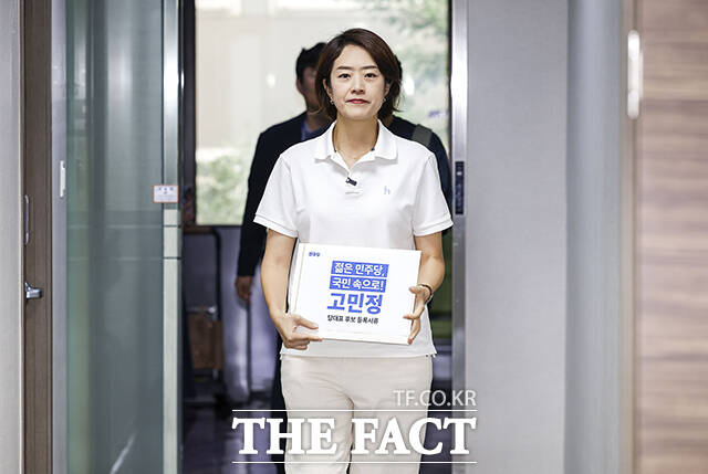 고민정 더불어민주당 의원이 16일 오전 서울 영등포구 더불어민주당사에서 8·17 전당대회 당대표 후보자 등록을 하기 위해 이동하고 있다. /배정한 기자
