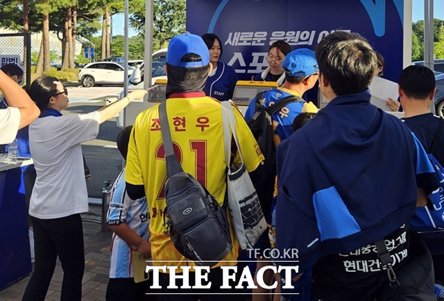 지난 7월 11일 울산-전북전이 열린 울산 문수구장 일대에서 진행된 스포츠토토 현장 프로모션에 스포츠팬들이 참여하고 있다./한국스포츠레저