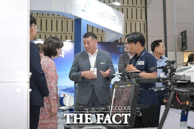 최원철 공주시장이 15일 '2026 대한민국 드론·UAM 박람회'에 참가한 공주시팀을 격려하고 있다. /공주시