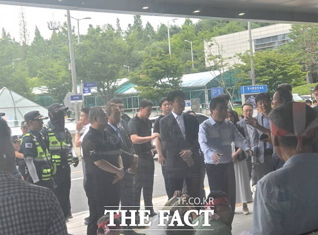 장기수 천안시장이 15일 시청 출입구에서 도시개발계획 철회를 요구하는 집단 민원 현장에 직접 나가 민원인들에게 설명하며 갈등 해소에 나서고 있다. /이미화 천안시 허가과장