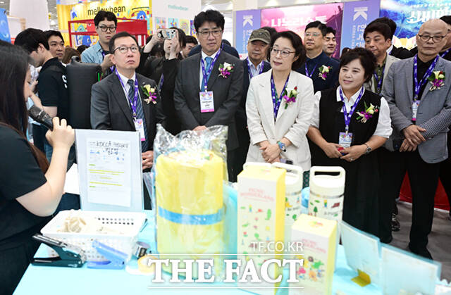 조상현 코엑스 사장과 문화체육관광부 김재현 실장, 김윤지 한국콘텐츠진흥원장(왼쪽부터) 등이 부스를 둘러보고 있다.