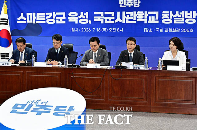 모두발언하는 한병도 직무대행(왼쪽 네번째).