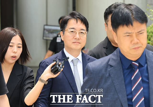 내란 중요임무종사와 직권남용 권리행사방해 혐의를 받고 있는 심우정 전 검찰총장이 16일 오후 서울 서초구 서울중앙지방법원에서 열린 구속 전 피의자 심문을 마친 뒤 법원을 나서고 있다. /사진공동취재단