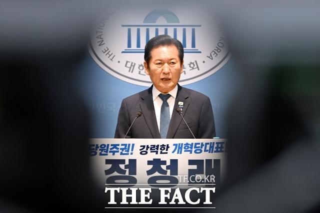 정청래 전 민주당 대표가 지난 13일 오후 서울 여의도 국회 소통관에서 기자회견을 열고 당대표 출마 선언을 하고 있다. 그는 