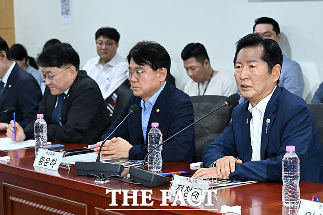 '검사 권력 오남용 사례로 본 형사소송법 개정 토론회' 참석해 발언하는 정 전 대표(오른쪽).