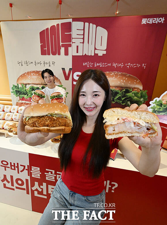 롯데리아 신제품 '리아 두툼새우'와 '리아 두툼새우 스파이스 토마토' 출시 행사가 16일 오전 서울 서대문구 롯데리아 서대문역점에서 열린 가운데 모델들이 신제품을 선보이고 있다. /김성렬 기자
