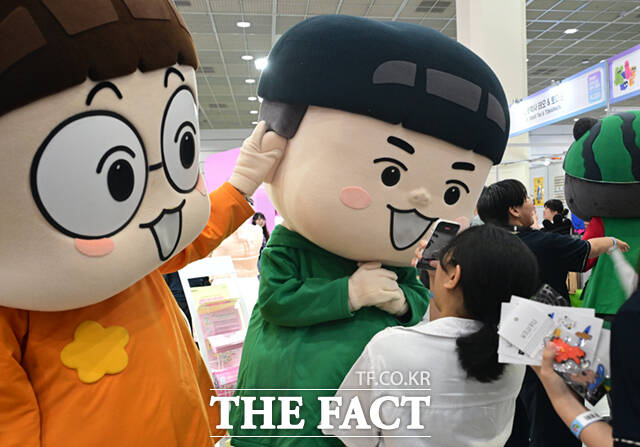 조상현 코엑스 사장과 문화체육관광부 김재현 실장, 김윤지 한국콘텐츠진흥원장(왼쪽부터) 등이 부스를 둘러보고 있다.