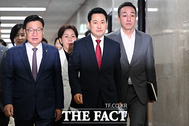 최고위원회의에서 발언하는 장 대표.
