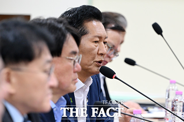 '검사 권력 오남용 사례로 본 형사소송법 개정 토론회' 참석해 발언하는 정 전 대표(오른쪽).