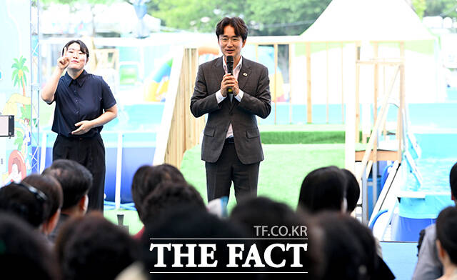 서준오 노원구청장이 16일 오전 서울 노원구 노원기차마을에서 열린 '2026 꿀잼 워터파크' 개장식에서 인사말을 하고 있다. /박상민 기자