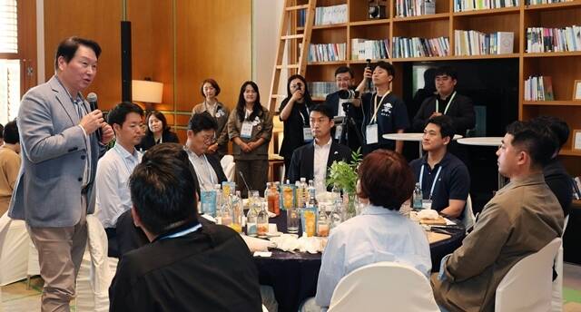 최태원 SK그룹 회장 겸 대한상의 회장(왼쪽)이 16일 오후 제주 신라호텔에서 열린 '귀농·귀촌 청년기업과의 간담회'에서 발언하고 있다. /대한상의