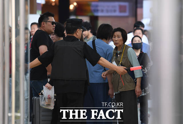 일각에선 공권력 낭비는 물론, 시민 불안 등 사회적 혼란을 야기한 데 따른 대가가 지나치게 가볍다는 지적까지 나온다. 전문가들은 온라인 협박 글이 대부분 장난이나 충동적으로 작성됐더라도 막대한 사회적 비용과 불안을 초래하는 만큼 엄정한 수사와 확실한 처벌을 통해 범죄 예방 효과를 높여야 한다고 입을 모았다. /이새롬 기자