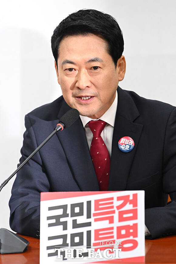 최고위원회의에서 발언하는 장 대표.